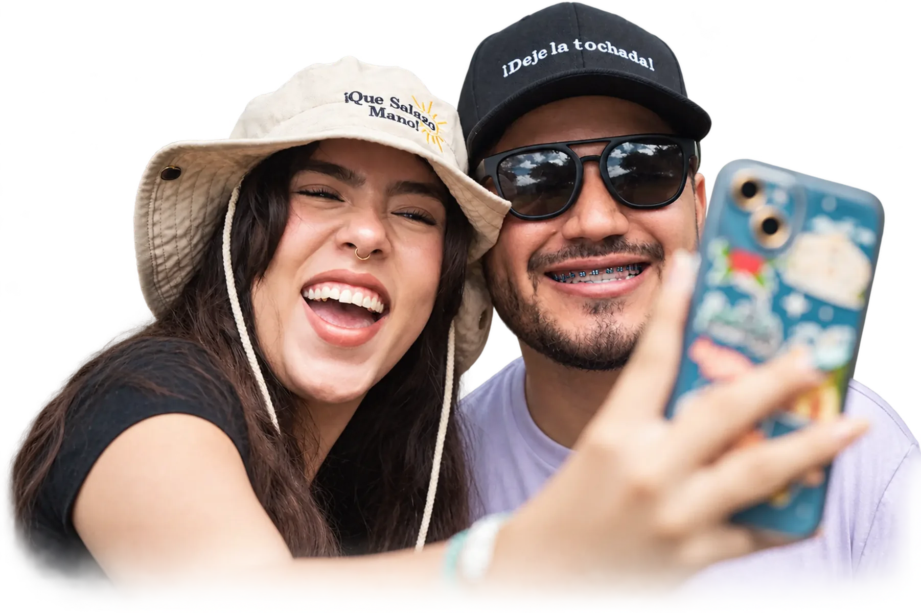Los creadores de Tochaditas con sombrero y gorra tomándose una foto