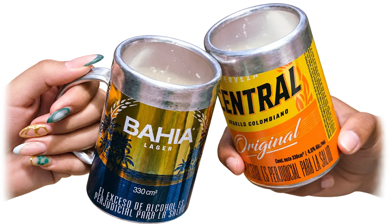 Brindis con dos vasos artesanales hechos con latas de cerveza