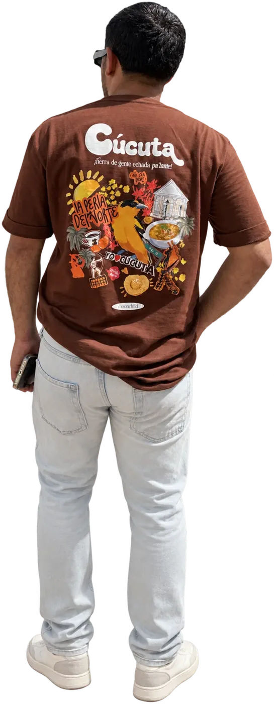 Creador de espaldas mostrando el estampado de Cúcuta en la camisa café